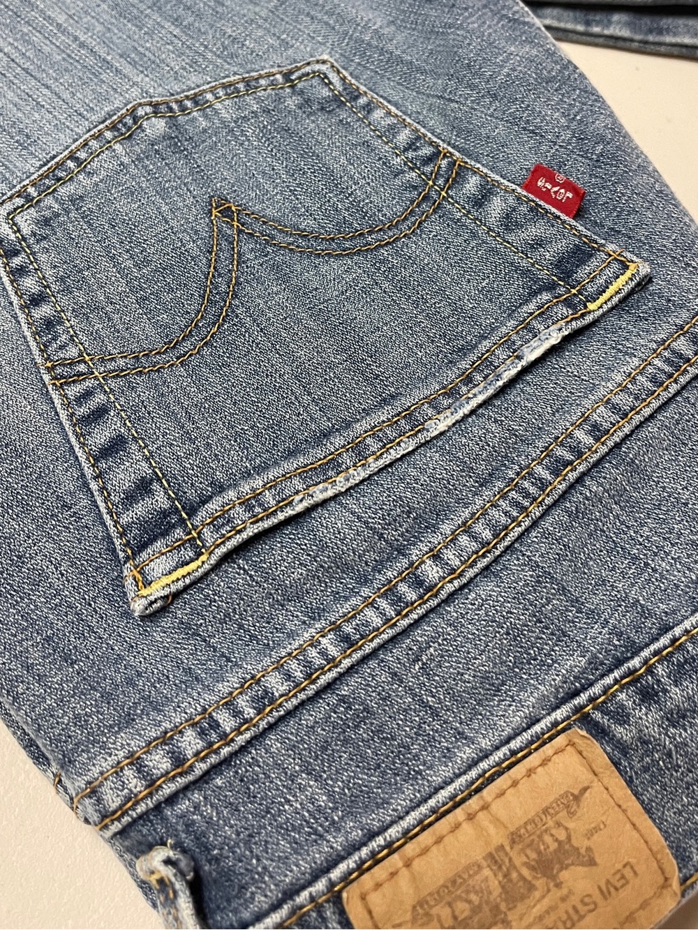 Levi’s 524 Low Rise Bootcut Medium Wash Y2K Minimalist Women’s 8